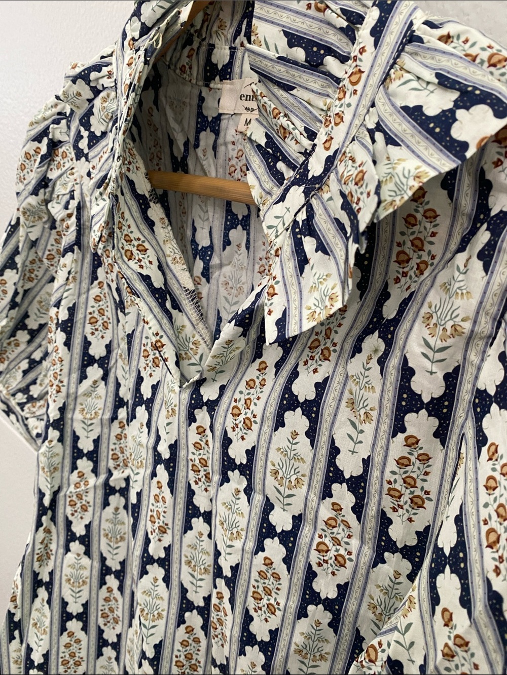 entro Navy and Cream Floral Stripe Puff Sleeve Blouse - Picture 3 of 4